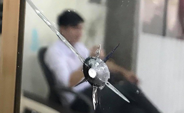 Vụ cướp ngân hàng táo tợn: Kẻ cướp nổ súng về phía bảo vệ khi người này rút súng - Ảnh 3. Vụ cướp ngân hàng táo tợn: Kẻ cướp nổ súng về phía bảo vệ khi người này rút súng - Ảnh 3.