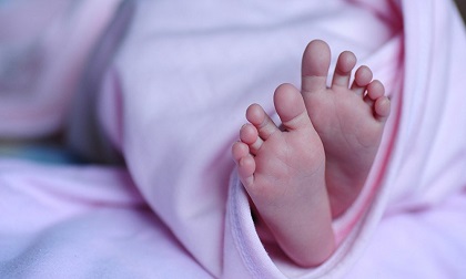 Bé trai “sống lại” ngay trước khi bị hỏa táng