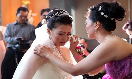 Hộp quà bất ngờ của mẹ chồng cũ ngày tái hôn khiến tôi và toàn bộ quan khách không sao cầm được nước mắt