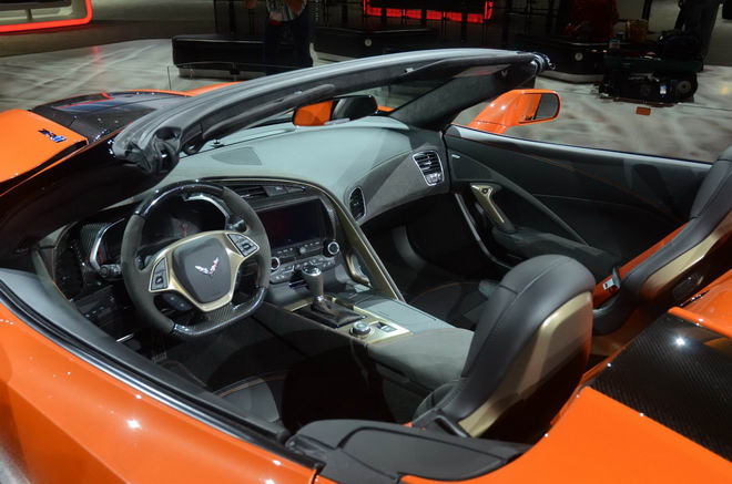 Siêu xe Chevrolet Corvette ZR1 mui trần giá từ 2,8 tỷ đồng - 3