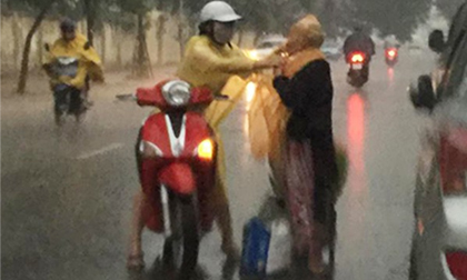 Những mẩu chuyện về tình người trong cuộc sống được kể lại từ chiếc áo ấm, áo mưa trên đường phố