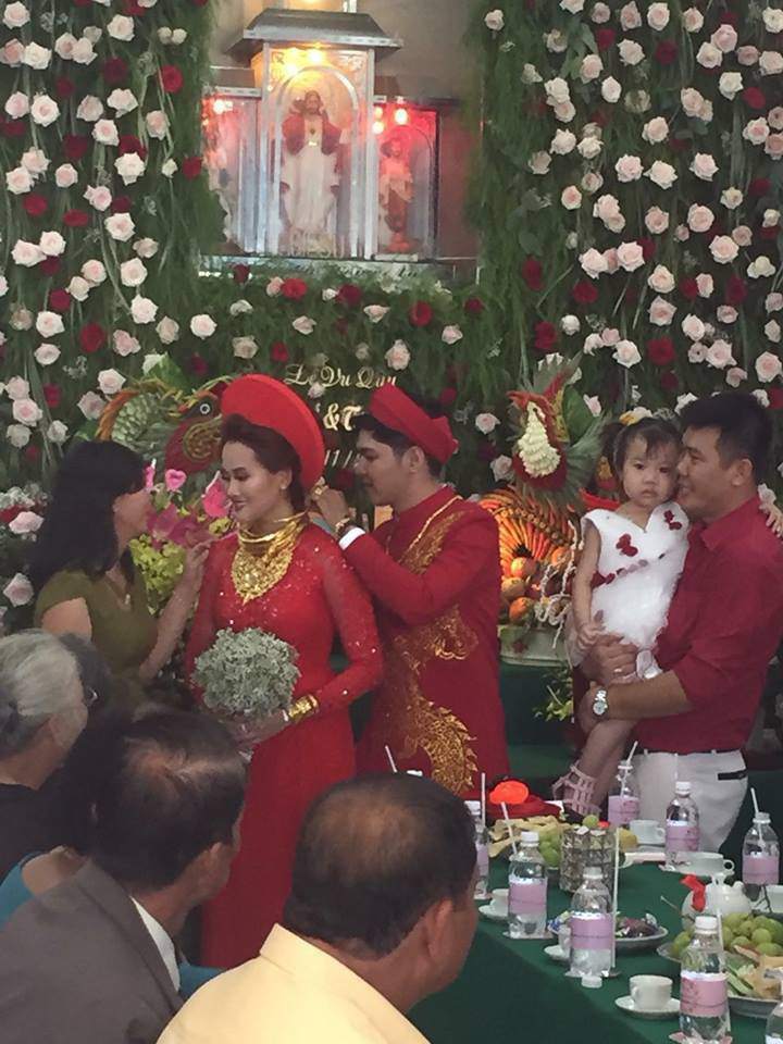 co dau vang deo triu co tiet lo gia the va so vang duoc trao trong ngay cuoi - 1