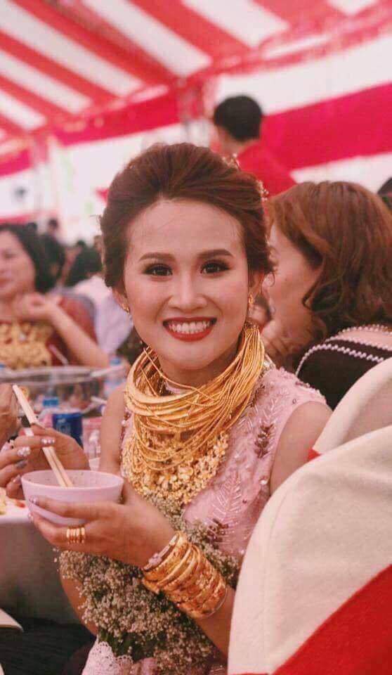 co dau vang deo triu co tiet lo gia the va so vang duoc trao trong ngay cuoi - 2