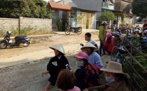 Người dân tập trung tại khu đông theo dõi vụ việc (Ảnh TĐ)