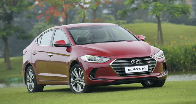 Hyundai Elantra giảm giá xuống còn 549 triệu đồng - 1
