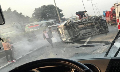 Hà Nội: Lật xe ô tô trên cao tốc Pháp Vân - Cầu Giẽ, một người bị thương, hàng ngàn xe ùn tắc