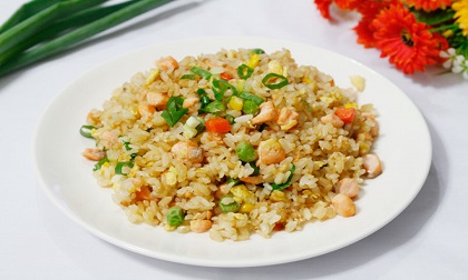 Bữa sáng chắc dạ với cơm chiên cá hồi mềm tơi, bổ dưỡng