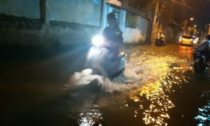 Triều cường đạt đỉnh, người Sài Gòn vật lộn trong biển nước