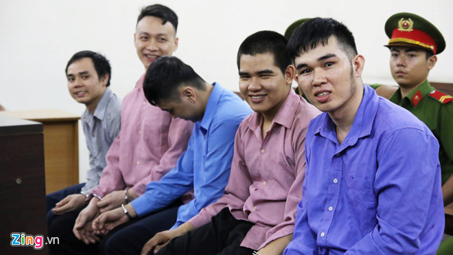 Nhom thanh nien tuoi cuoi khi hau toa toi giet nguoi hinh anh 1