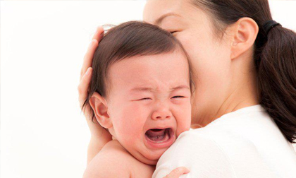 Dỗ 2 tiếng không nín, tôi chết điếng trước sự thật mẹ chồng bế vào phòng 5 phút con ngủ