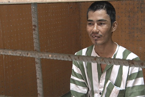 Vach tran nguoi dan ong cam sat hai phu nu song mot minh hinh anh 1