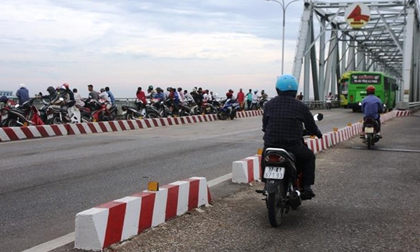 2 nữ sinh lớp 8 nắm tay nhau cùng nhảy cầu treo tự tử
