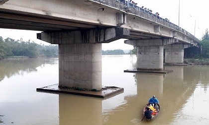 Nam sinh lớp 11 nhảy cầu tự tử khi đang trên đường đi học thêm về