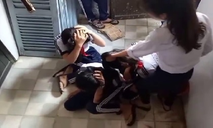 3 nữ sinh bị đánh dã man, kêu gào thảm thiết