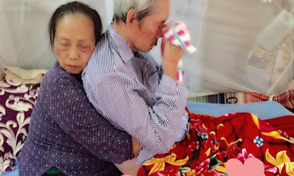 'Cái ôm chặt sau 60 năm chung sống' là hình ảnh xúc động nhất trên Facebook những ngày qua