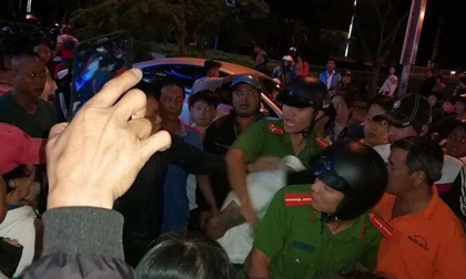 Hàng trăm người dân hô hoán, hỗ trợ vây bắt đối tượng nghi bắt cóc trẻ em