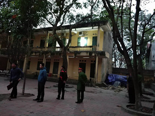 Sập lan can trường tiểu học, 16 học sinh bị thương - 1