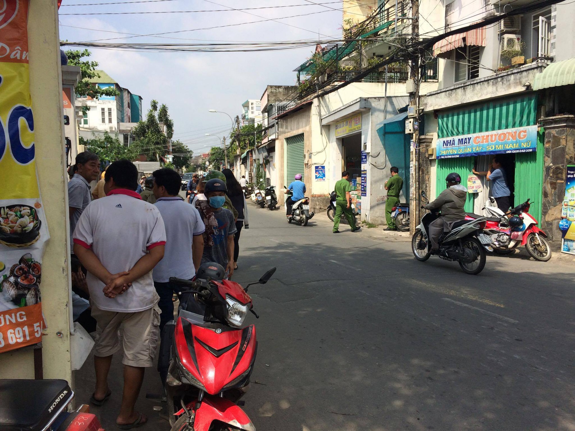 Vụ 3 người trong gia đình tử vong ở Sài Gòn: Vợ và con trai miệng sùi bọt mép, nghi uống thuốc độc - Ảnh 1.