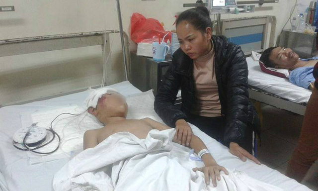 Gia đình bé Quốc A. túc trực và rất lo lắng cho sức khỏe của cháu... 