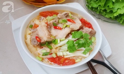 Bún sườn nóng hổi thơm ngon cho bữa sáng ngày đông