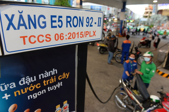 Xang E5 duoc ban dai tra, re hon 1.000 dong/lit so voi RON 95 hinh anh 1