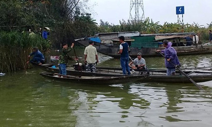 Hàng chục người lùng sục bờ sông tìm bé gái 4 tuổi nghi bị đuối nước