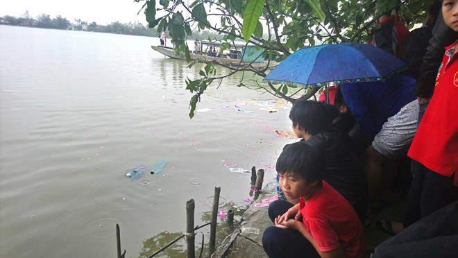 Hang chuc nguoi lung suc bo song tim be gai 4 tuoi nghi bi duoi nuoc hinh anh 1