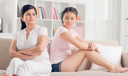 Tôi phải 'đóng phí' cho mẹ chồng vì tội có con riêng
