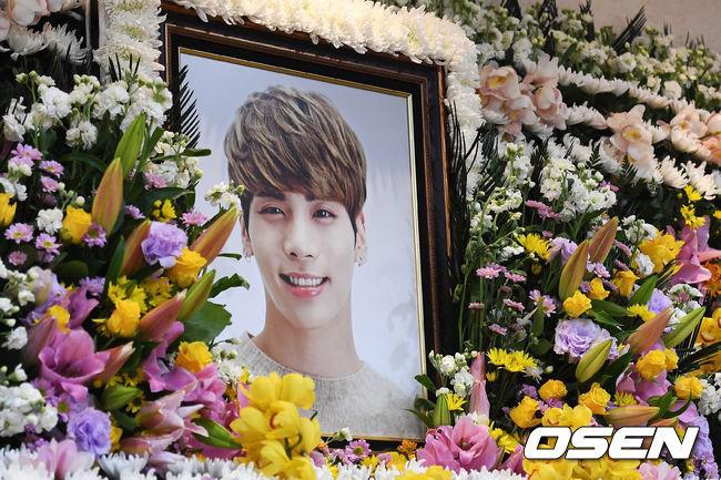di anh jonghyun shinee cuoi trong nha tang le khien tat ca moi nguoi bat khoc - 2