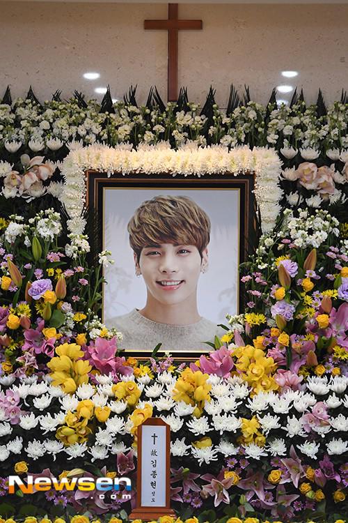 di anh jonghyun shinee cuoi trong nha tang le khien tat ca moi nguoi bat khoc - 3