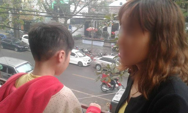 Sáng nay, bé trai bị bố đẻ và mẹ kế bạo hành dã man đã đi học trở lại - Ảnh 2.