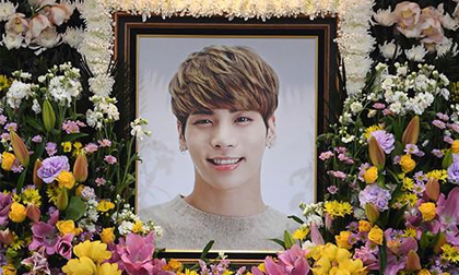 Di ảnh Jonghyun SHINee cười trong nhà tang lễ khiến tất cả mọi người bật khóc