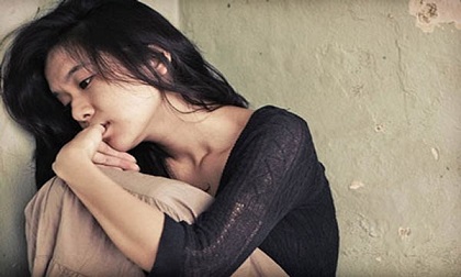 Nửa đêm tỉnh giấc giật mình thấy chồng đang thẫn thờ nhìn cái máy tính tôi như chết lặng tại chỗ