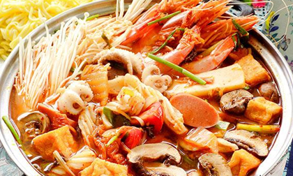 Lẩu kim chi hải sản ấm lòng ngày lạnh