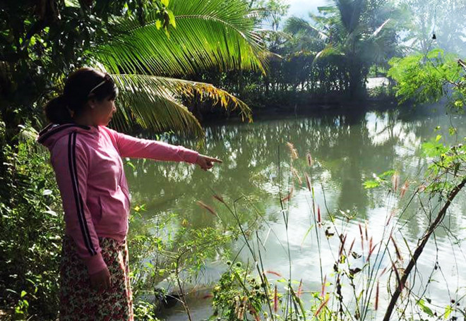 Ba tre em chet duoi duoi ao nuoc sau nha hinh anh 1