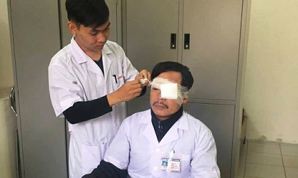 Đang cấp cứu, bác sĩ bị đánh gãy xương sống mũi
