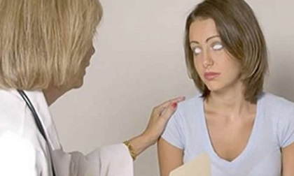 Kỳ lạ cô gái với đôi mắt trắng dã có khả năng nhìn xuyên thấu mọi vật