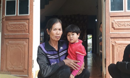 Vụ cháy nhà máy bánh kẹo Tràng An: Đỏ mắt mong tìm thấy thi thể con!