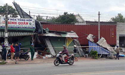 Container tông nát 3 cửa hàng liền kề, 10 người thoát chết