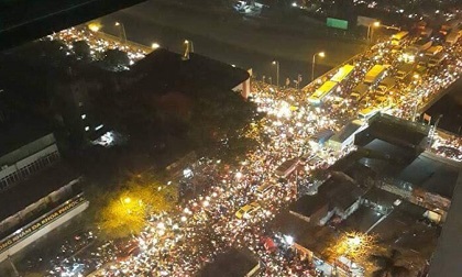 2h chôn chân tại chỗ vì tắc đường kinh hoàng, người Hà Nội chưa bao giờ 'sợ hãi' đến thế