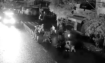 Truy tìm nhóm đối tượng chém 2 thanh niên giữa đường phố