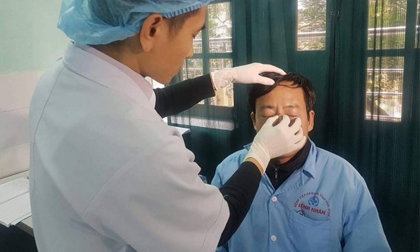 Bắt khẩn cấp nam thanh niên đánh gãy xương sống mũi bác sĩ