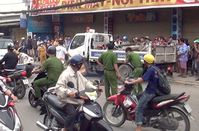 Nghi bi truy duoi, hai xe may tong chet nguoi dan ong o Sai Gon hinh anh 1