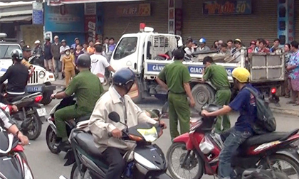 Nghi bị truy đuổi, hai xe máy tông chết người đàn ông ở Sài Gòn