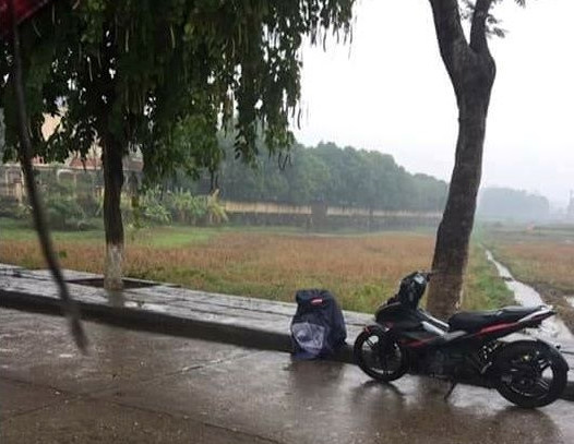 Chang trai khoc duoi mua 3 tieng sau khi ban gai bo vi di xe so? hinh anh 2