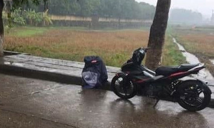 Chàng trai khóc dưới mưa 3 tiếng sau khi bạn gái bỏ vì đi xe số?