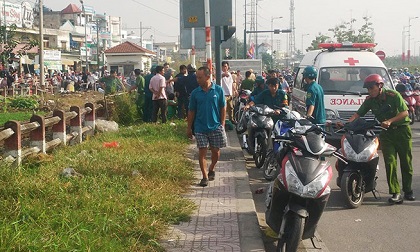 Chồng khóc ngất khi vợ bị tàu kéo lê ở Thủ Đức