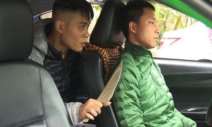 Rùng mình cảnh tên cướp kề lưỡi dao sắc lạnh vào cổ lái xe taxi