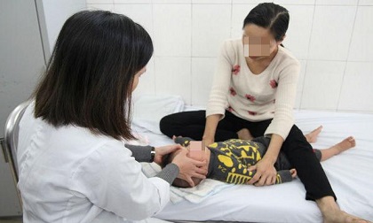 Bé 14 tháng bị méo miệng do lạnh, mẹ chữa “mẹo” khiến con lãnh hậu quả nặng nề