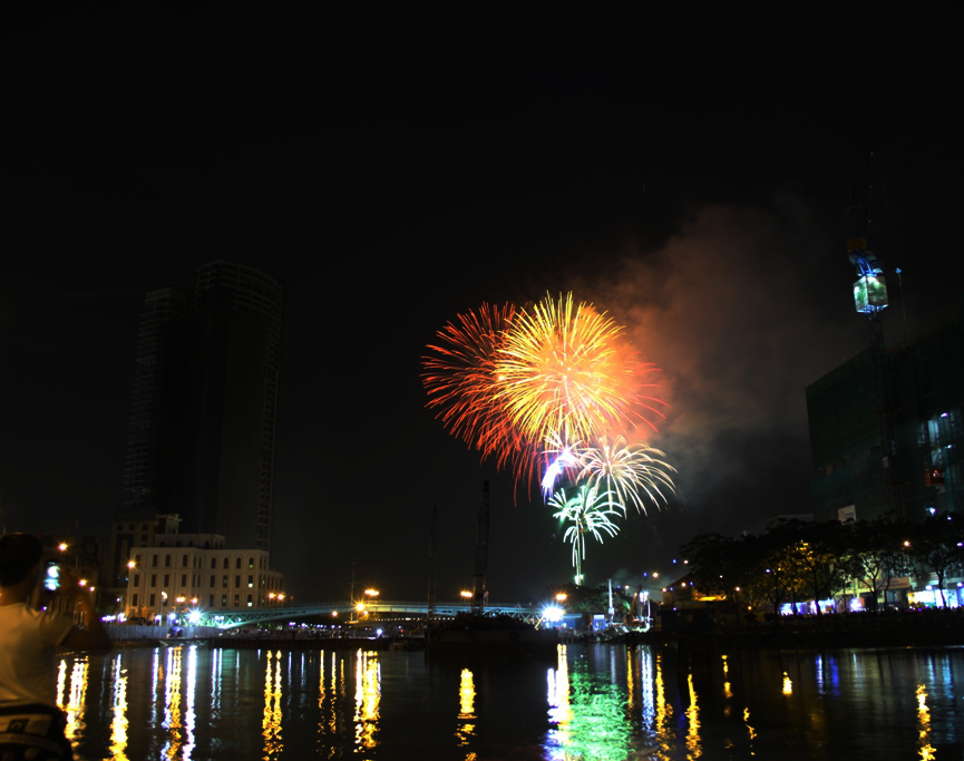 Pháo hoa rực sáng, lung linh trên bầu trời TP.HCM, chào năm mới 2018! - 1